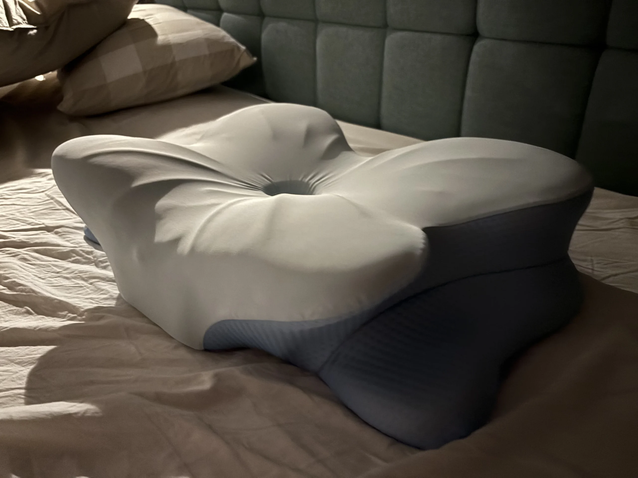 Comparison of sleep posture with an unsupported pillow versus contoured support